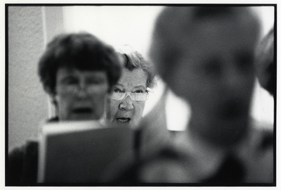 108033 Afbeelding van een repetitie van het Utrechts Universiteits Vrouwenkoor in het Parochiecentrum Binnenstad ...